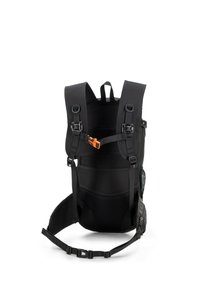 Mochila negra con una parte trasera de malla transpirable, correas ajustables y un hebilla en color naranja. Incluye bolsillo lateral con cremallera y hardware resistente.