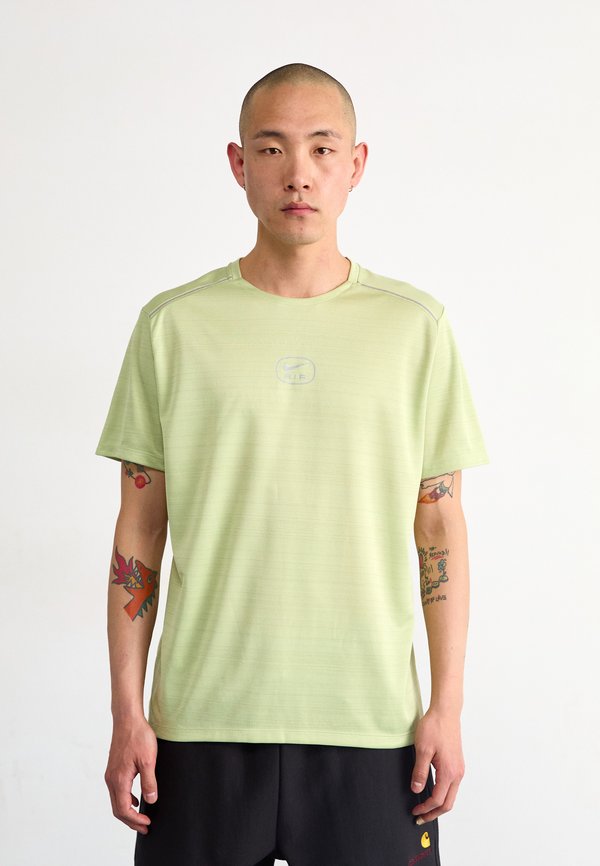 AIR RUN TEE - Print T-shirt - olive aura