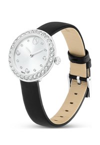 Reloj de pulsera plateado con esfera redonda blanca, detalles de cristal y correa de caucho negro. Herrajes plateados pulidos y respaldo de cuero color crema.