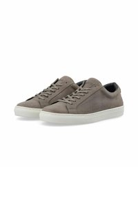 Sneakers in suede grigio chiaro con suole in gomma bianche. Punta arrotondata, design con lacci e branding minimale sul lato. Fodera interna liscia.