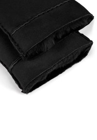 Schwarze Wollhandschuhe mit sichtbaren Nähten und weichem, flauschigem Innenfutter, flach auf einem weißen Hintergrund ausgelegt.