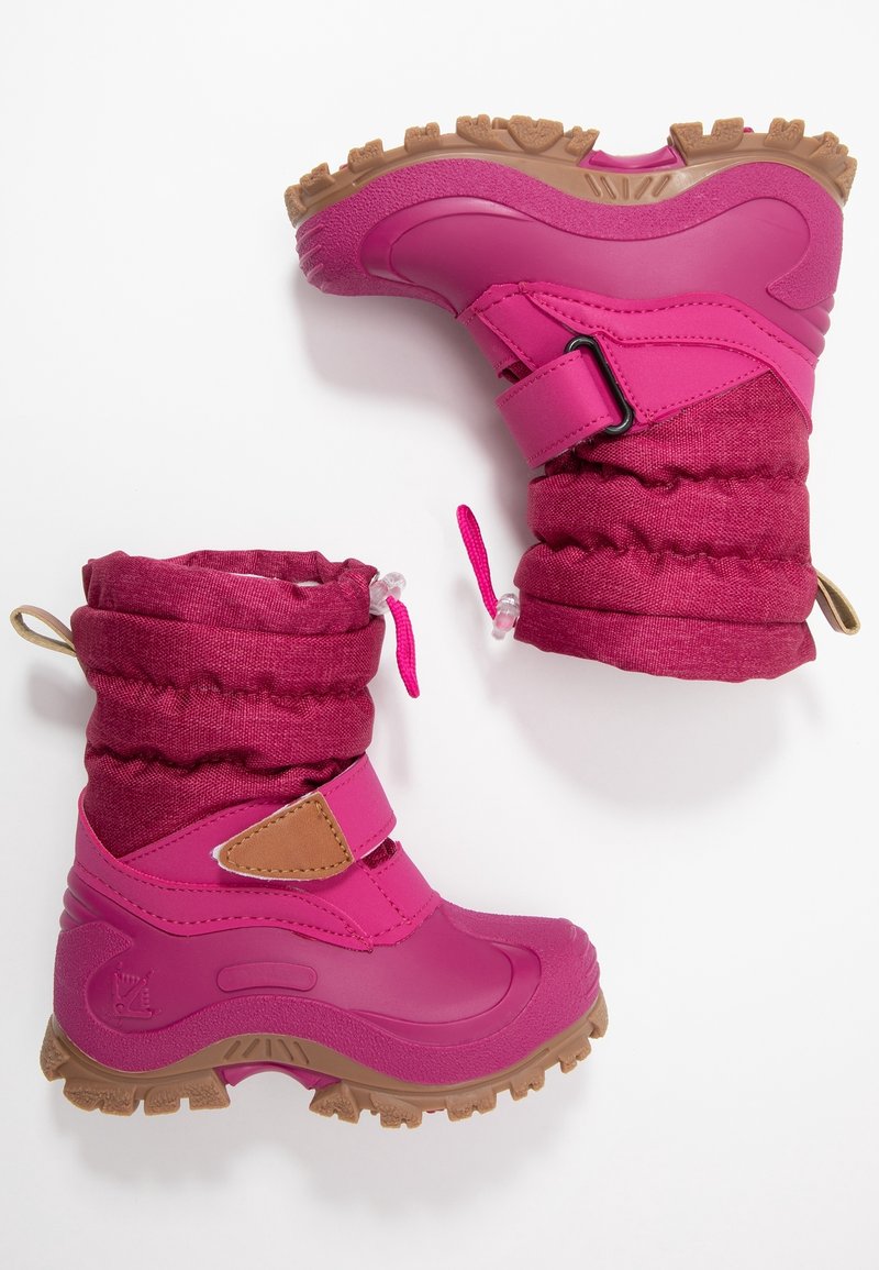 Botas de invierno rosas para niños con parte superior de tela acolchada, correas ajustables y suelas de goma marrón resistente, mostradas desde vistas lateral y de la suela.
