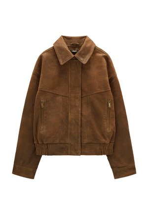 Brązowa zamszowa kurtka z kołnierzem, przednimi kieszeniami na zamek, elastycznym pasem i przodem na guziki, ułożona płasko na białym tle.