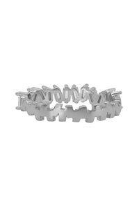 Anello in argento con un motivo intrecciato caratterizzato da forme ritagliate e una finitura liscia e lucida. La fascia è uniforme in larghezza.