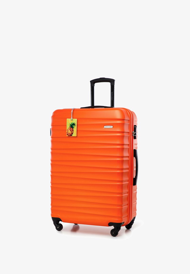 Tvrdý oranžový kufr s drsným povrchem, černým teleskopickým madlem, bočním madlem a čtyřmi černými kolečky. Obsahuje visačku na zavazadlo s motivem ananasu.