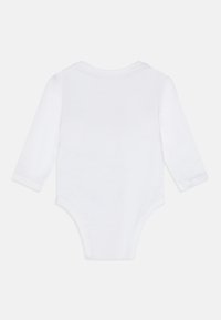 Langärmliger, weißer Baby-Body aus weicher Baumwolle, mit rundem Halsausschnitt und Druckknopfverschluss im Schritt für ein einfaches Ankleiden.