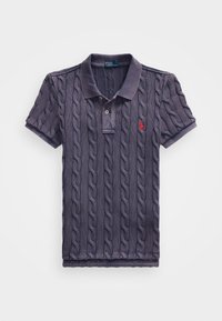 Polo tričko v tmavě námořnické barvě, strukturované s kabelovým vzorem, krátké rukávy a límec na dva knoflíky. Červený logo akcent na prsou.