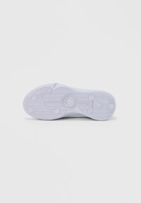 Λευκή σόλα αθλητικού παπουτσιού με υφή από καουτσούκ, που διαθέτει σχέδιο ψαροκόκκαλου και κυκλικές λεπτομέρειες στο κέντρο. Λείο, ευέλικτο σχέδιο.