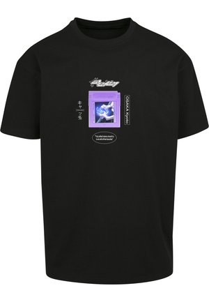 Sort bomulds T-shirt med et lilla grafisk design, der ligner en håndholdt spilkonsol, samt japansk tekst, herunder "OSAKA Kyoto" og et citat.