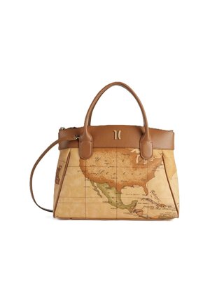 Borsa in pelle color tan con un design vintage di una mappa del mondo. Caratterizzata da doppie maniglie, una tracolla rimovibile e una chiusura magnetica.