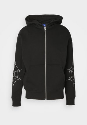 Sudadera con cremallera negra, hecha de una mezcla de algodón, con estampados de telaraña en ambas mangas. Tiene una capucha amplia y bolsillos frontales.