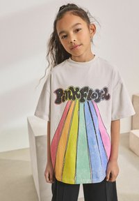 Prekročené šedé tričko s farebným grafickým dizajnom 'Pink Floyd' a dúhovými pruhmi. Mäkčená tkanina a voľný strih.
