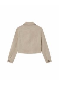 Giacca beige corta con maniche lunghe, polsini con bottoni, colletto strutturato e dettagli di cucitura visibili, vista da dietro.