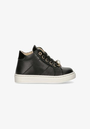 Sneaker alta in pelle nera con occhielli dorati, suola in gomma bianca e accent gem decorativo sulla parte frontale. Texture liscia e dettagli cuciti.