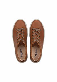 Braune Ledersneaker mit runder Form, Schnürverschluss und strukturierten Stoffschnüren. Weiße Gummisohlen. Im Inneren befinden sich Branding-Elemente.