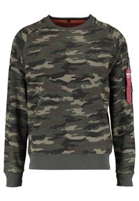Felpa camouflage in verde, marrone e nero. Miscela di cotone, collo rotondo, maniche lunghe, polsini a costine, con una tasca con zip sul braccio sinistro.