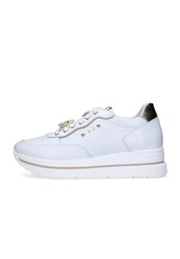 Sneaker bianco in pelle con texture liscia, dettagli metallici e elementi decorativi nei lacci. Design con suola elevata per un'altezza aggiuntiva.