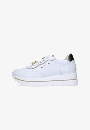 Sneaker bianco in pelle con texture liscia, dettagli metallici e elementi decorativi nei lacci. Design con suola elevata per un'altezza aggiuntiva.