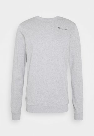 Jasnoszara bluza z długim rękawem i okrągłym dekoltem, z prążkowanymi mankietami i dołem, z małym czarnym logo "KnowledgeCotton Apparel" blisko dekoltu.