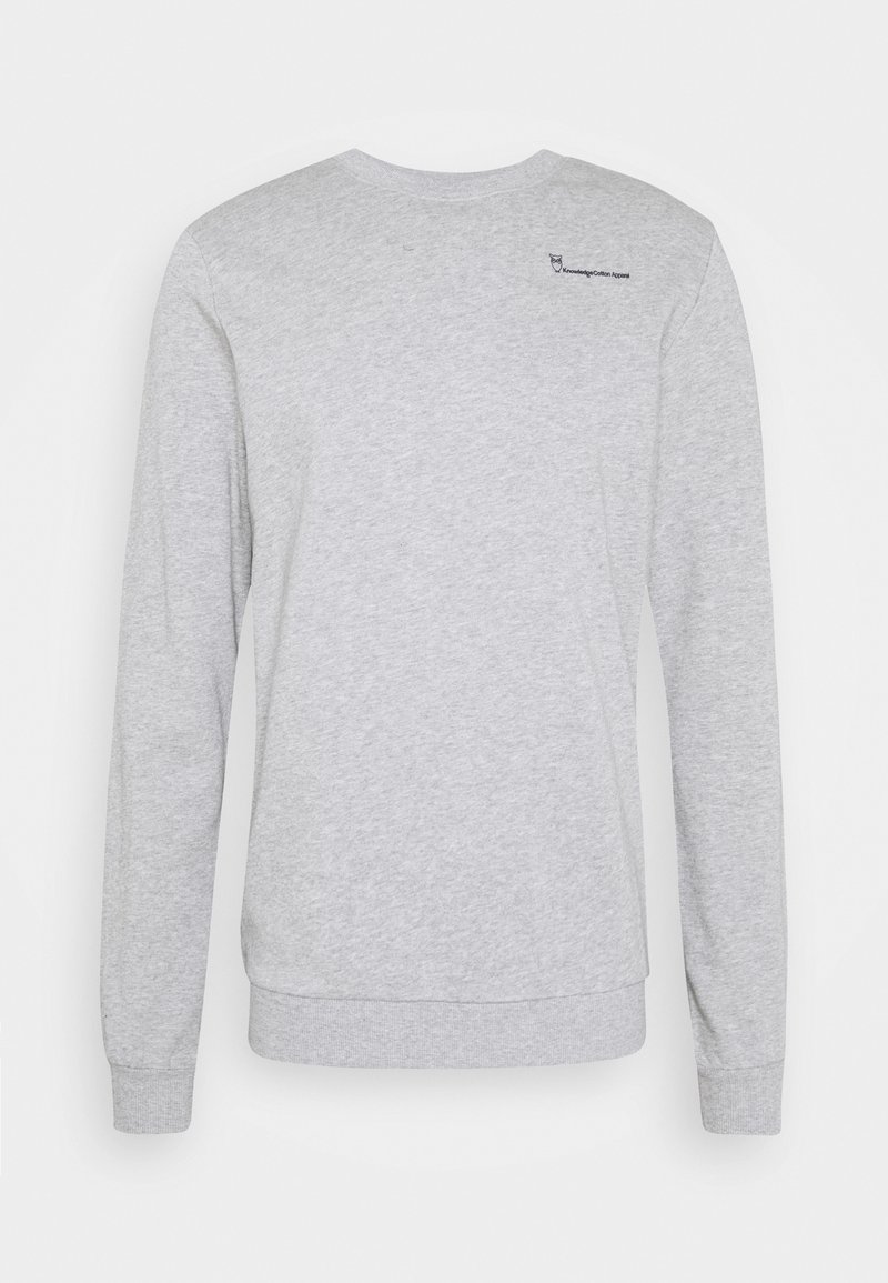 Sweat-shirt gris clair à manches longues avec col rond, poignets et ourlet côtelés, avec un petit logo noir "KnowledgeCotton Apparel" près de l'encolure.