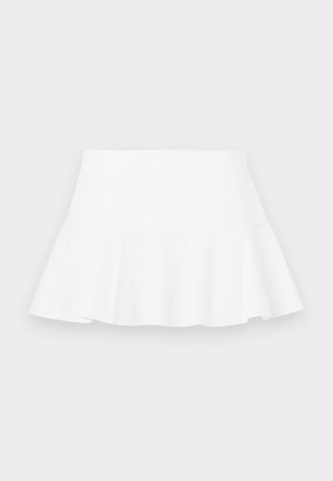 A saia branca em estilo evasê apresenta uma bainha com babados, textura suave e uma cintura elástica. O material aparenta ser leve e respirável.
