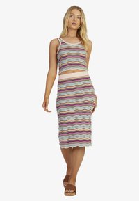 Gestreiftes Strick-Crop-Top und Midi-Rock-Set in Teal, Pink und Creme; verfügt über gerippte Abschlüsse und eine gewellte Saumkante.