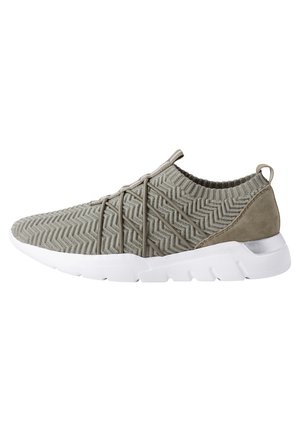Lysegrå slip-on sneaker med zigzag strikkemønster, elastiske snørebånd, ruskindshæl og tyk hvid sål.