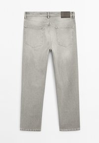 Jeans in denim grigio con un design a gamba dritta, dotati di due tasche posteriori, un'etichetta in pelle sulla vita e una superficie di tessuto texturizzata.