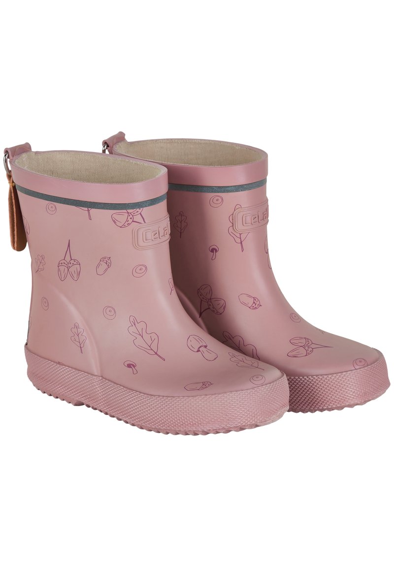 Des bottes de pluie en caoutchouc rose arborent des motifs botaniques dans des teintes plus claires, une semelle texturée et un bandeau d'accent gris en haut.