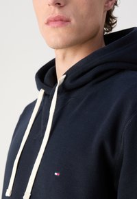 Tommy Hilfiger ESSENTIAL HOODY - Luvtröja - desert sky