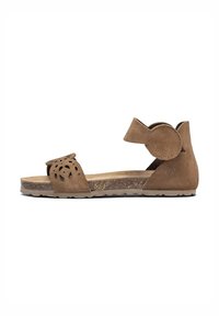 Braune Wildleder-Sandale mit einem durchlöcherten vorderen Riemen, verstellbarem Knöchelriemen, flachem Korkfußbett und Gummisohle für guten Halt.