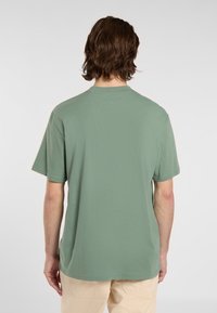 Grøn t-shirt med korte ærmer og rund hals, lavet af blød bomuld, med en afslappet pasform og minimale syninger.