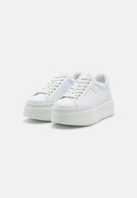 Sneaker platform bianchi con esterno in pelle liscia, punta rotonda, lacci piatti e suola testurizzata. Presentano un design minimalista e un branding discreto.
