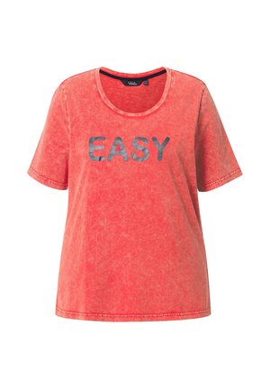 T-shirt corail à manches courtes avec un col rond et le mot "EASY" en noir. Le matériau présente une finition texturée et décolorée.