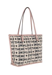 Geantă tote cu un material modelat ce are textul „EYETHEME” negru pe un fundal crem. Mânere și margini din material sintetic roz. Formă dreptunghiulară.