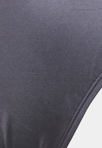 Biquíni cinza-escuro com um tecido liso e texturizado. Apresenta costuras finas nas bordas e um design ajustado, adequado para roupa de banho.