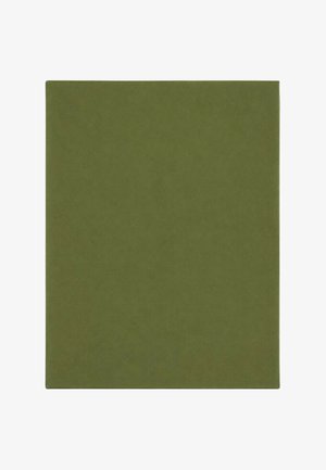 Tessuto di feltro verde quadrato con una texture morbida e liscia e colore uniforme, mostrato su sfondo bianco.