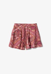 Pantalones cortos rosas con estampados florales y de paisley, con cinturón delantero de lazo con borlas y tela suelta y fluida.