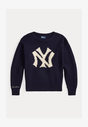 Suéter de punto azul marino con un gran logo "NY" en color blanco roto en el frente, puños y dobladillo acanalados, con una marca en la manga izquierda.