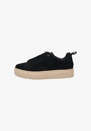 Schwarze Wildledersneaker mit einer strukturierten beigen Plateausohle. Verfügt über einen Reißverschluss und dezente Markenkennzeichnung. Glatte Verarbeitung der Akzentdetails.
