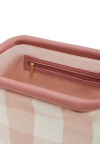 Borsa di tessuto a quadri rosa con fodera rosa uniforme. Presenta una tasca con zip e bordi lisci per una forma ben definita.