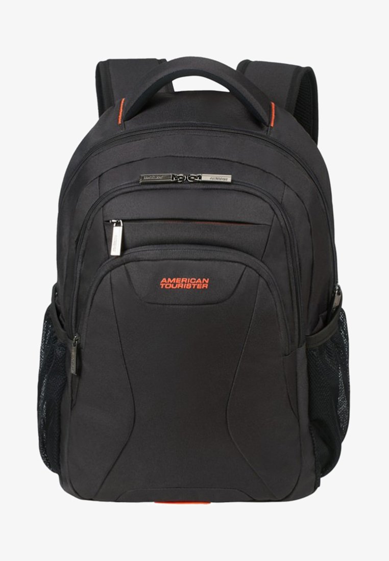 Zaino in tessuto nero con numerosi scomparti zip, tasche laterali in rete e accenti arancioni. Spallacci imbottiti e regolabili per il massimo comfort.
