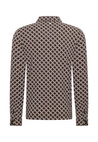 Camicia a maniche lunghe in tessuto marrone scuro, caratterizzata da un intricato motivo geometrico crema e bordeaux, con colletto classico e polsini con bottoni.