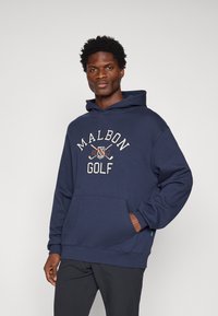 Sweat à capuche bleu marine en mélange de coton. Il comprend une poche avant et un logo "MALBON GOLF" brodé en blanc avec un élément de design.
