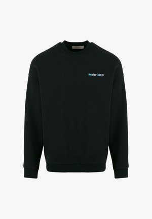 Fekete pamut pulóver, kerek nyakkivágással és bordázott mandzsettával, elöl kék "Another Cotton" felirattal.