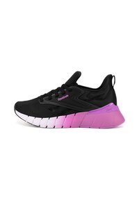 Încălțăminte sport neagră cu un insert din plasă, având logo-ul Reebok de culoare purpurie. Talpa trece de la negru la purpuriu deschis, cu accente texturate.