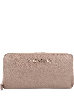 Valentino piniginė, tekstūruota smėlio spalvos oda, užtrauktuko uždarymas, iškilmingas logotipas auksinės spalvos. Stačiakampio formos su suapvalintais kraštais, minimalizmo stilius.
