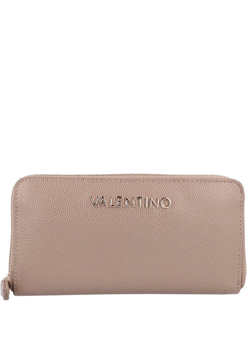 Valentino piniginė, tekstūruota smėlio spalvos oda, užtrauktuko uždarymas, iškilmingas logotipas auksinės spalvos. Stačiakampio formos su suapvalintais kraštais, minimalizmo stilius.