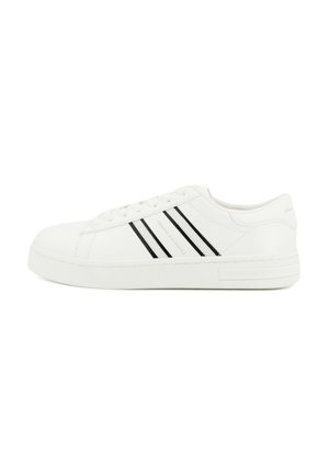 Sneaker bianca bassa con doppie strisce nere, lacci e logo "Armani Exchange" sul lato e sul tallone.