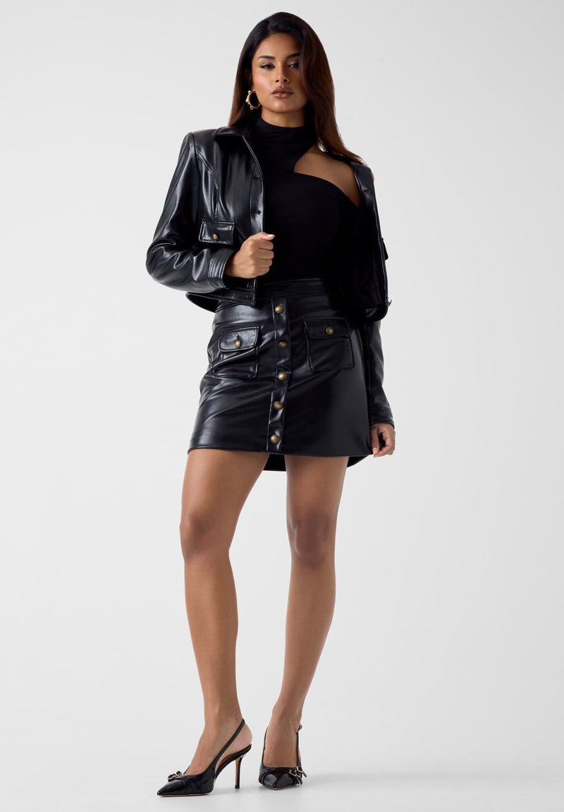 Guess giubbotto nero donna in ecopelle chiusura zip bottoni con logo